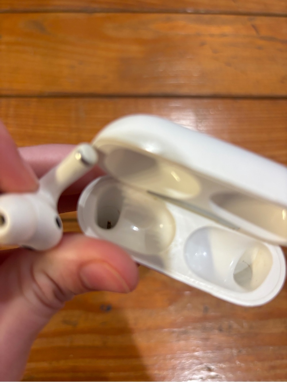 (18) AIRPODS PRO - Picture 5 of 9
